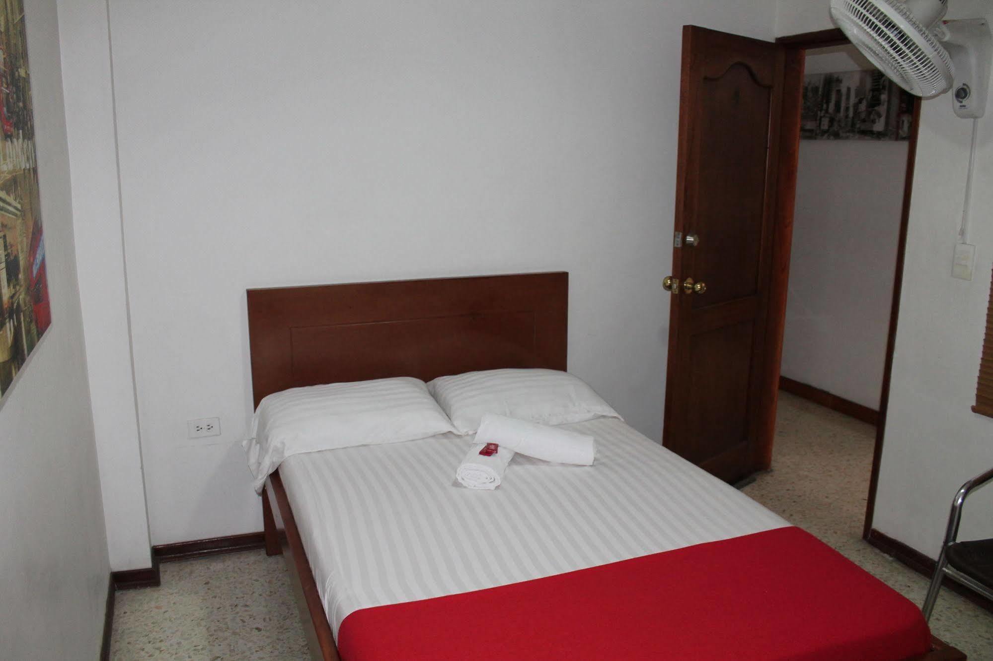 Pasadena Hostel Cali Bagian luar foto