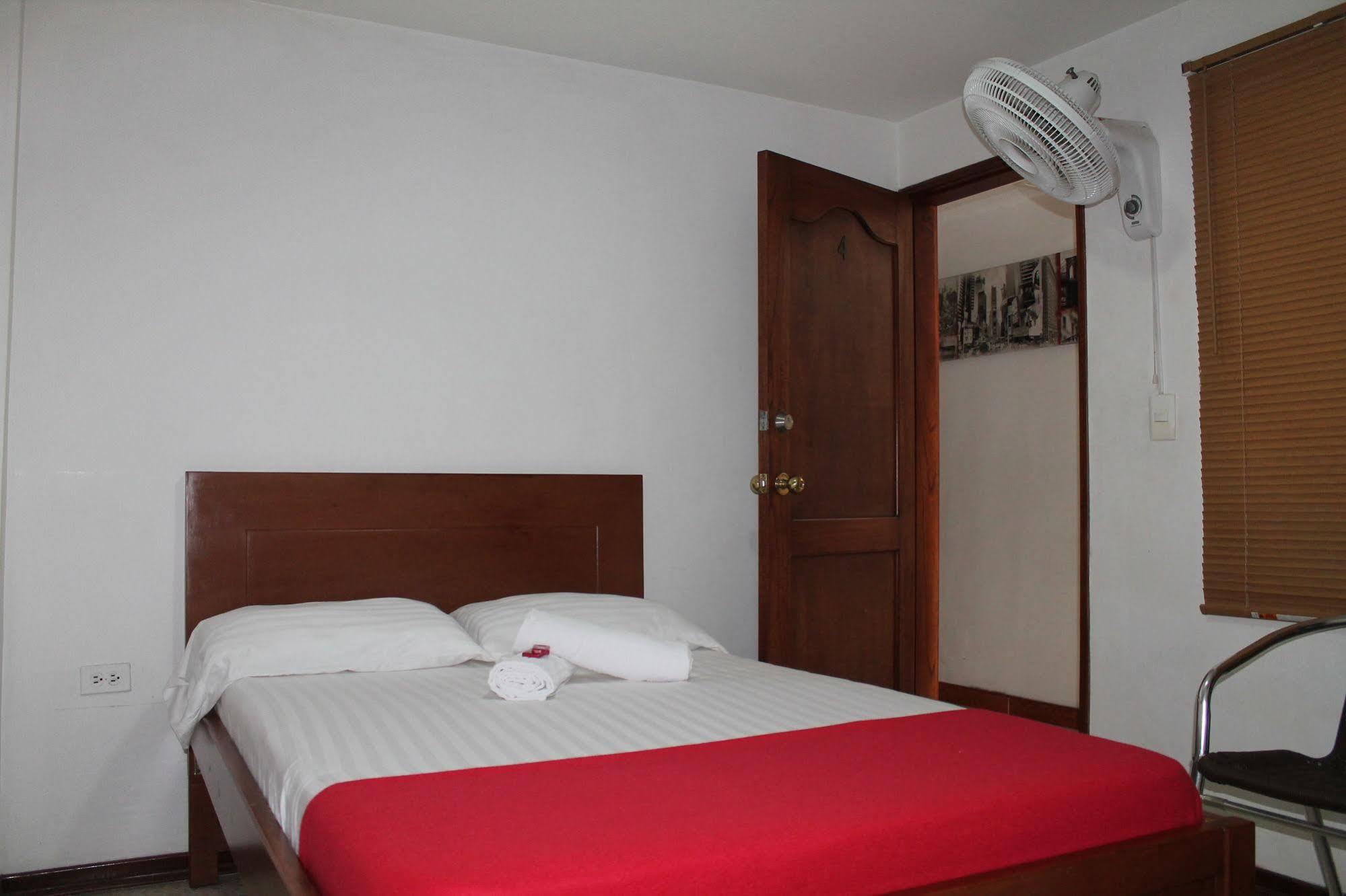 Pasadena Hostel Cali Bagian luar foto