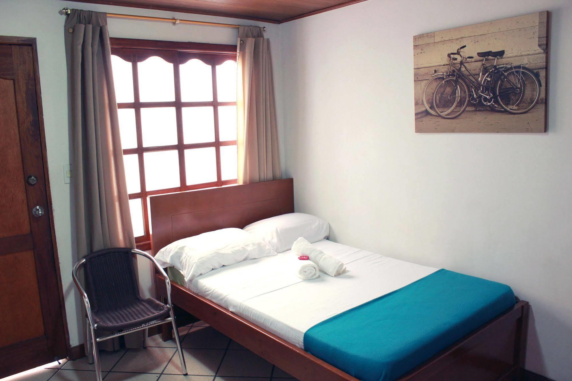 Pasadena Hostel Cali Bagian luar foto